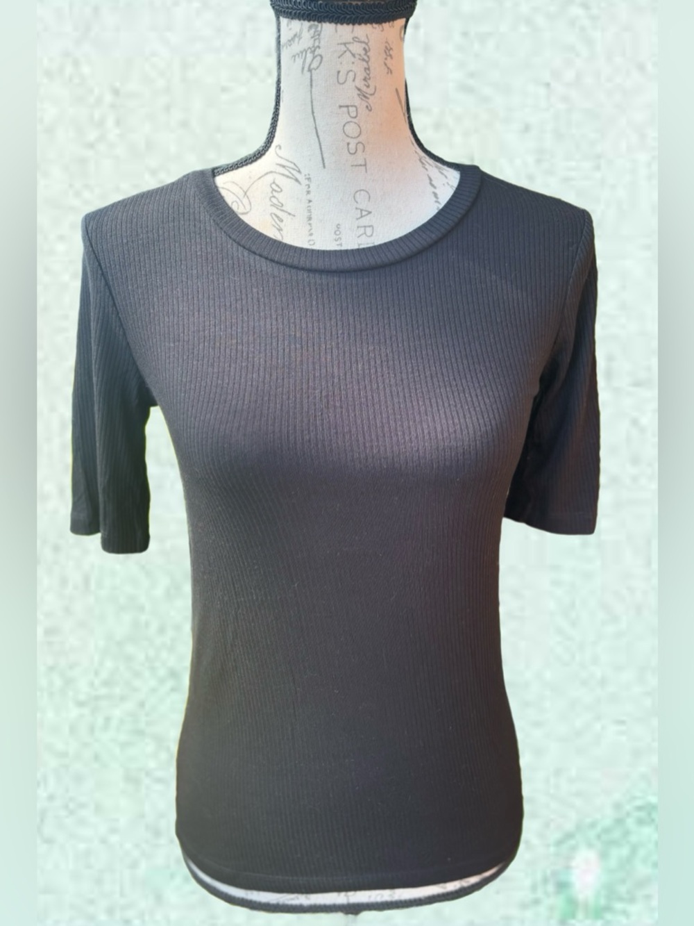Classic Ribbed Crewneck Short Sleeve Top - Black
Medium
NWT / Never Worn